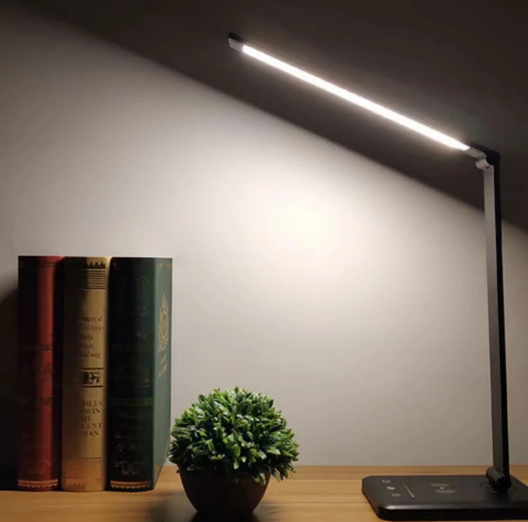 LED borðlampi m/ hleðslustöð